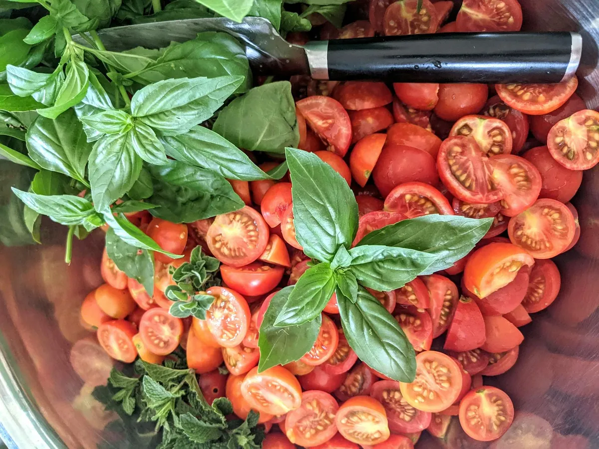 Tomaten und Kräuter werden vom Balkon geerntet