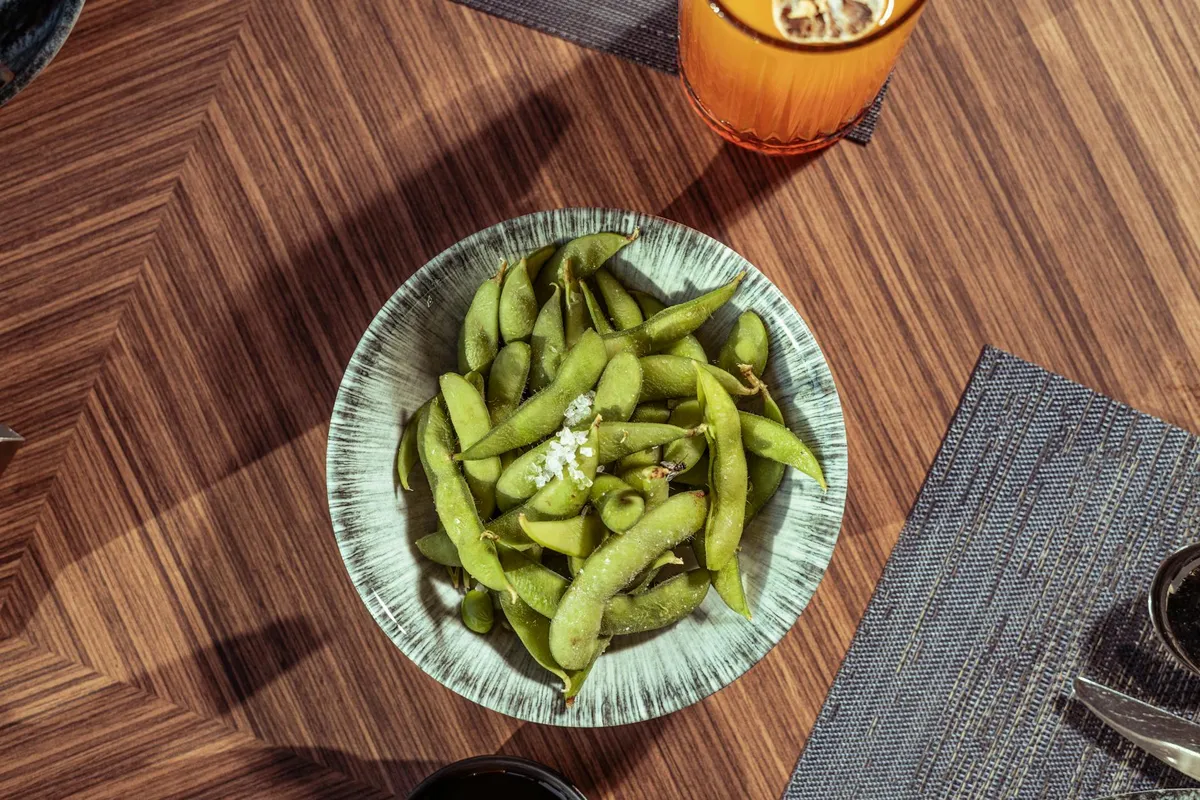 Frisch geerntete Edamame-Hülsen