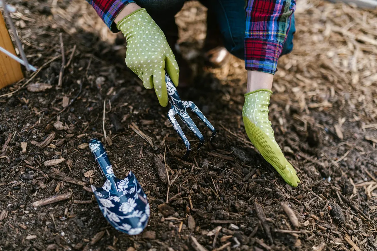 Gartenboden wird mit Spaten umgegraben