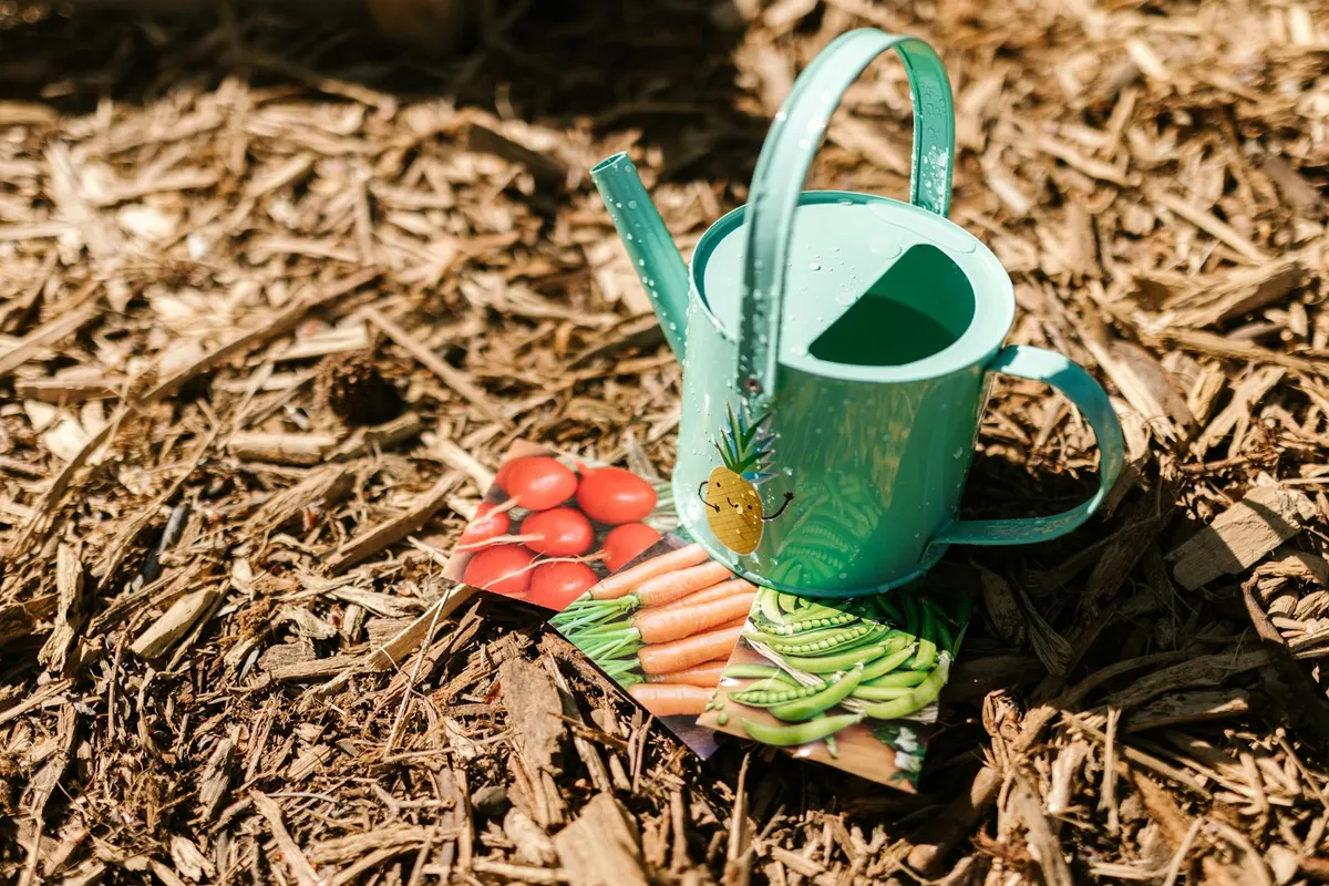 Saatgutkataloge und Gartenplanung am Tisch im Winter