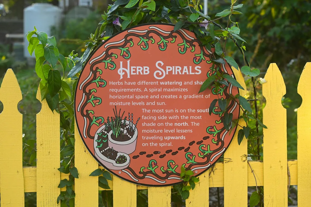 Bau einer Kräuterspirale aus Naturstein