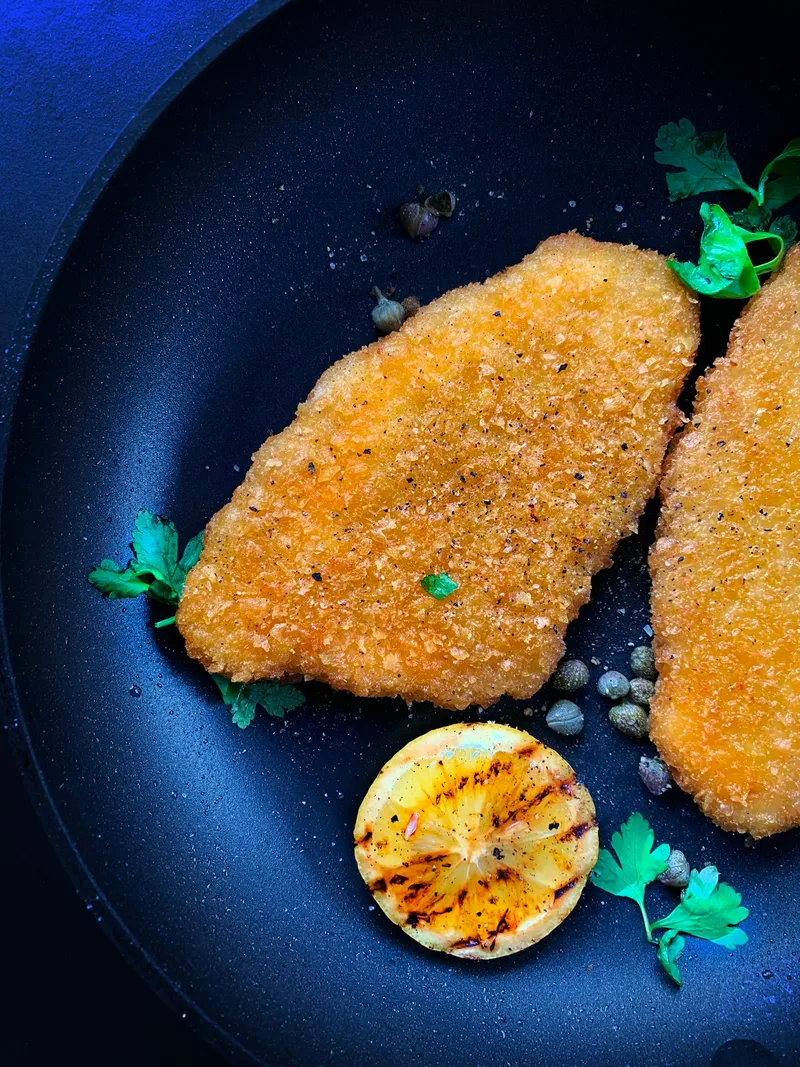 Bunte Mangoldpflanzen mit roten Stielen im Sommerbeet